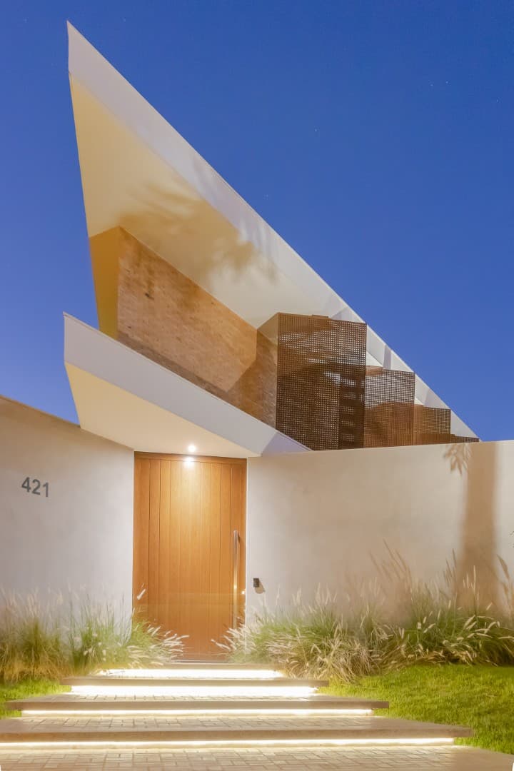 Casa CaCle – detalhe da fachada com cobogós de tijolo e parede em concreto aparente