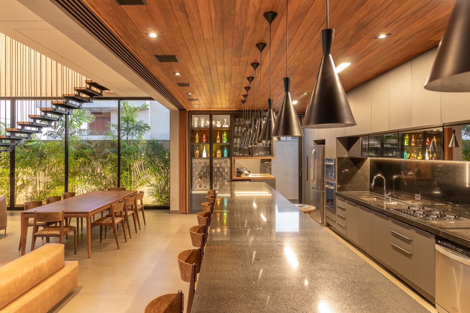 Casa CaCle – área de jantar ao ar livre com jardim, adega e cozinha gourmet integrada